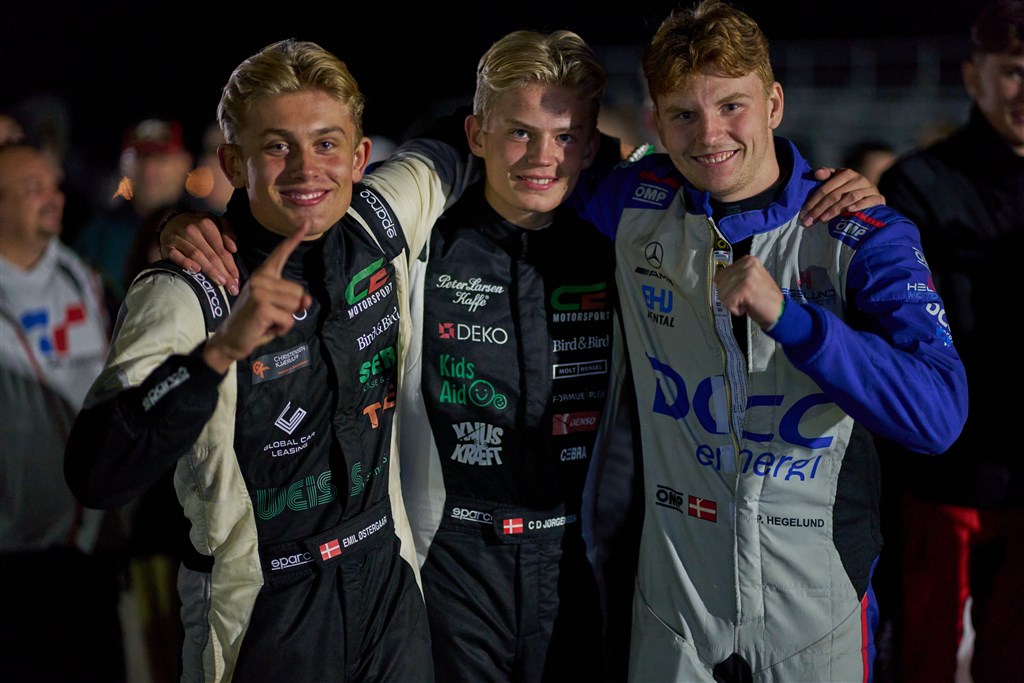 Tre glade herrer efter finalen Night Race. Emil Østergaard (t.v.) løbsseriens hidtil yngste vinder og fik på podiet følgeskab af teamkammeraten Christian Dannemand Jørgensen (i midten), som blev treer, og Peter Hegelund (t.h.), som tog andenpladsen.
(Foto: Stumpphoto)